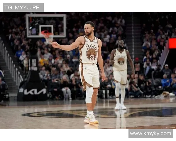 库里场上举动引发球迷热议 多方观点纷纷涌现争议不断